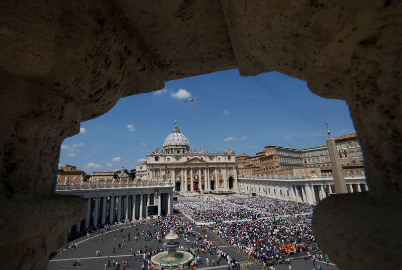 © Reuters. A view of Saint Peter's Square is seen as Pope Francis leads the mass for the canonization of Swedish nun Sister Maria Elisabeth Hesselblad and Polish priest Father Stanislaus of Jesus and Mary at the Vatican