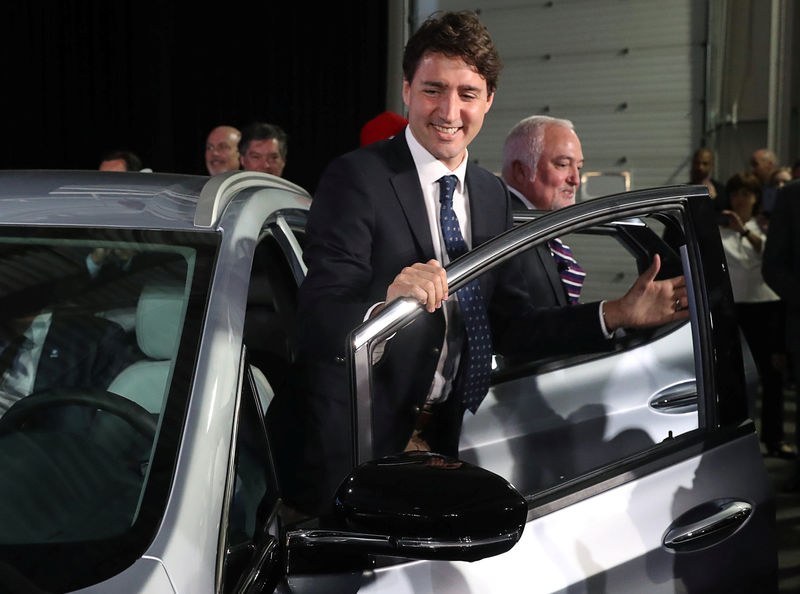 © Reuters. Canadian Prime Minister Justin Trudeau arrives in a 2017 Chevrolet Volt at the General Motors (GM) regional engineering facility in Oshawa, Ontario, Canada.