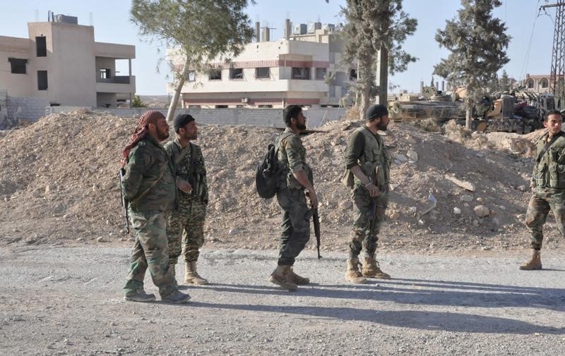 © Reuters. الجيش والمرصد: القوات السورية تسيطر على تقاطع طرق استراتيجي في الرقة