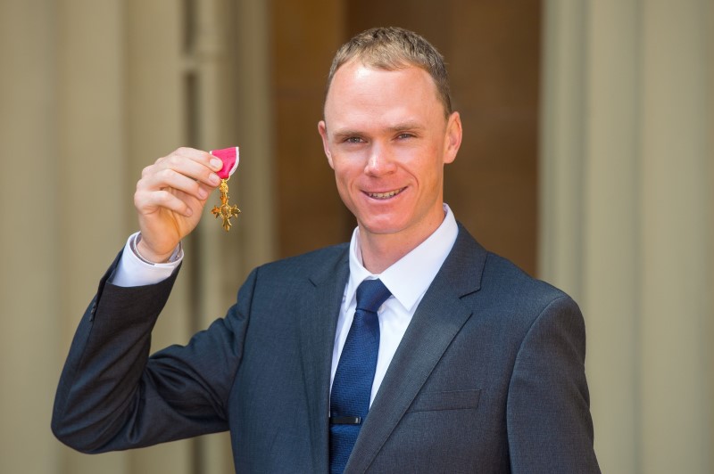 © Reuters. Cyclist Chris Froome poses after after he received an OBE from the Duke of Cambridge at an investiture ceremony at Buckingham Palace, London