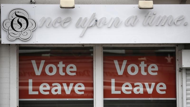 © Reuters. Vote leave signs are seen in the window of a shop in Hale northern England