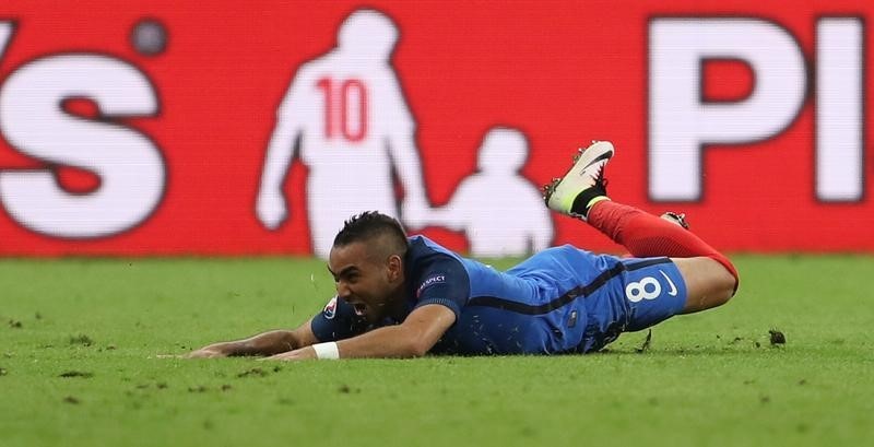 © Reuters. هدف باييه المذهل يمنح فرنسا الفوز 2-1 على رومانيا في الافتتاح