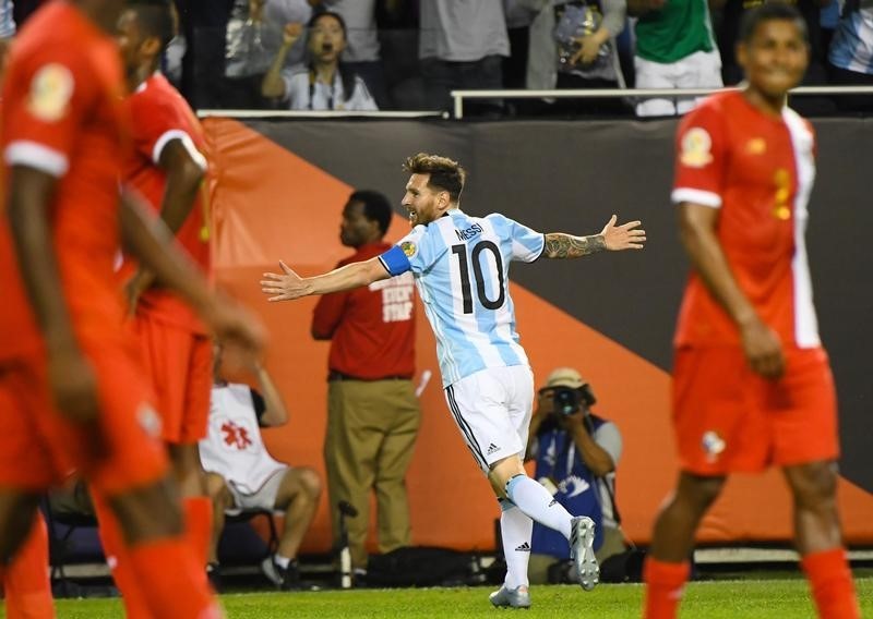 © Reuters. Argentina pasa a cuartos de la Copa América tras triplete de Messi