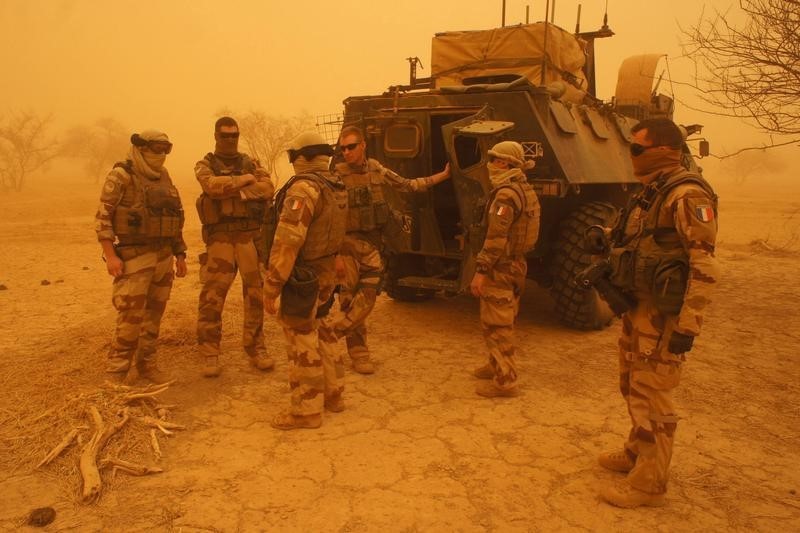© Reuters. تحقيق- جنود من غرب أفريقيا ينضمون لحملة ملاحقة المتشددين في أراضي الساحل الأفريقي