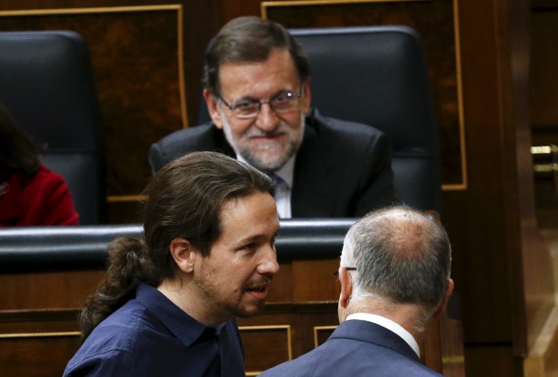 © Reuters. PP y Podemos ignoran al PSOE en campaña y se atacan mutuamente