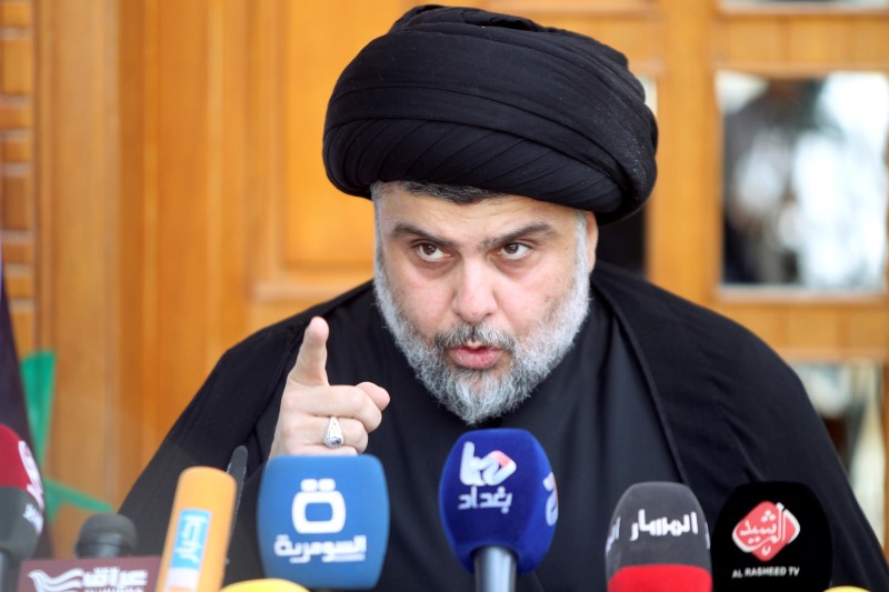 © Reuters. Iraqi Shi'ite cleric Moqtada al-Sadr speaks during a news conference in Najaf, south of Baghdad, Iraq