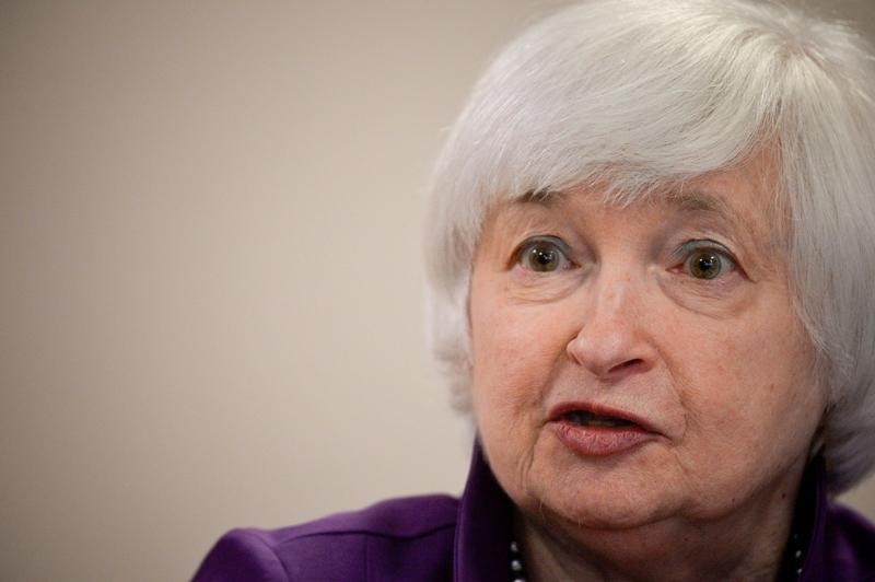 © Reuters. Federal Reserve Chair Yellen participates in a roundtable discussion with Federal Reserve Bank of Philadelphia President Harker and members of the West Philadelphia Skills Initiative in Philadelphia