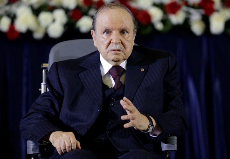 © Reuters. President Abdelaziz Bouteflika gestures during a swearing-in ceremony in Algiers