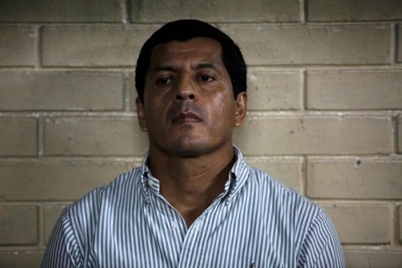 © Reuters. جواتيمالا توجه اتهامات بالفساد لخمسة وزراء سابقين