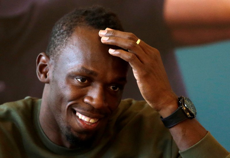 © Reuters. Jamaican sprinter Usain Bolt reacts during a news conference in Prague