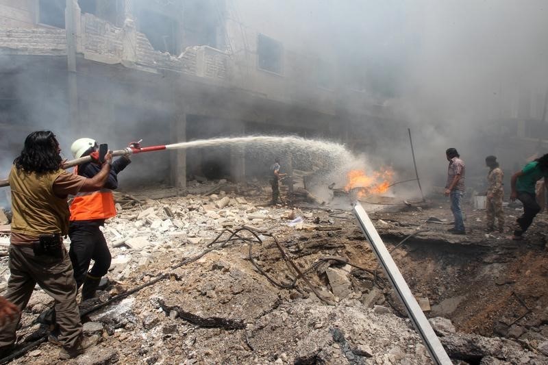 © Reuters. المرصد السوري: مقتل أكثر من 20 في ضربات جوية في مدينة إدلب السورية