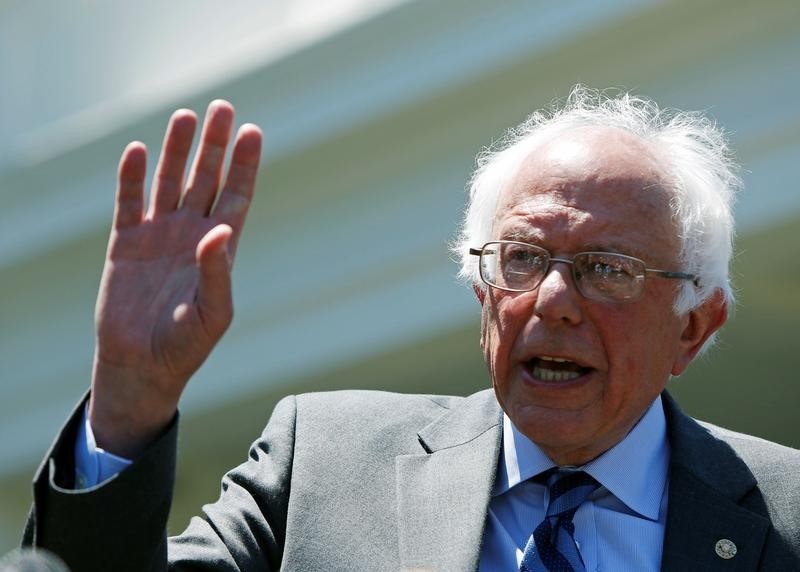 © Reuters. En la imagen de archivo, el precandidato presidencial demócrata de Estados Unidos Bernie Sanders pronuncia una declaración tras reunirse con el presidente Barack Obama en la Casa Blanca, en Washington D.C.