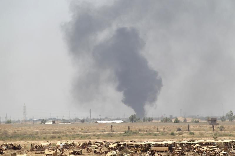 © Reuters. فرار الآلاف من الفلوجة عبر أول مسار آمن يعلنه الجيش العراقي