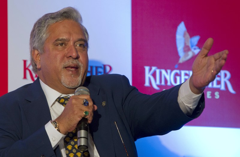 © Reuters. Kingfisher Airlines Chairman Vijay Mallya speaks to the media during a news conference in Mumbai