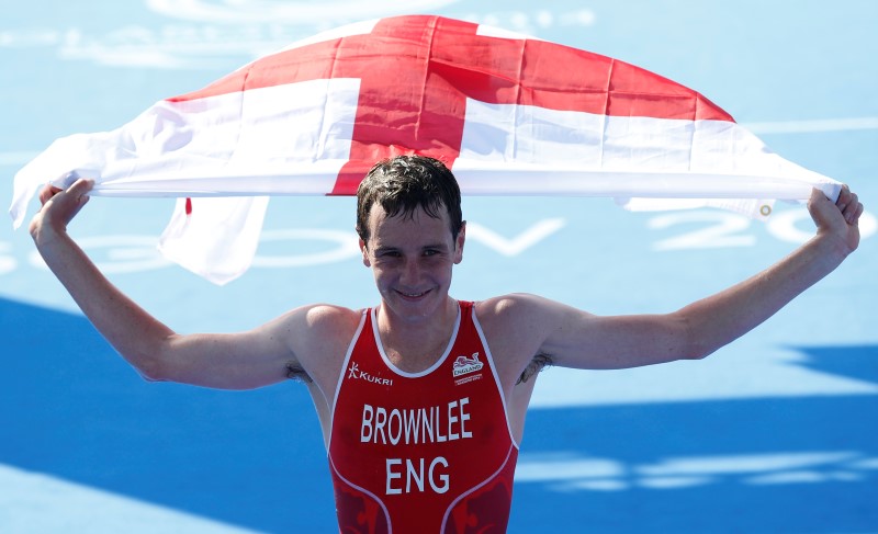 © Reuters. England's Alistair Brownlee celebrates winning the men's triathlon race at the 2014 Commonwealth Games in Glasgow, Scotland