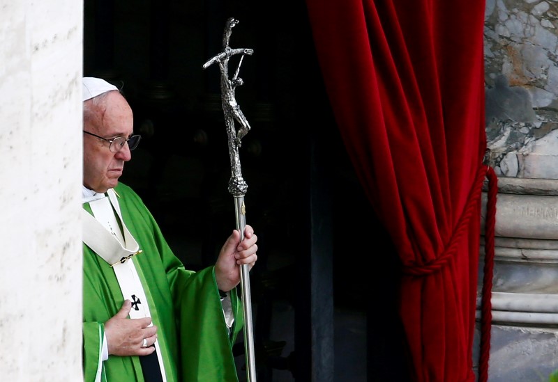 © Reuters. El Papa Francisco celebra misa durante el Jubileo por los enfermos y discapacitados en la Plaza de San Pedro, en el Vaticano