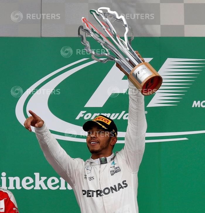 © Reuters. El piloto británico Lewis Hamilton celebra tras ganar el Gran Premio de Canadá de Fórmula Uno