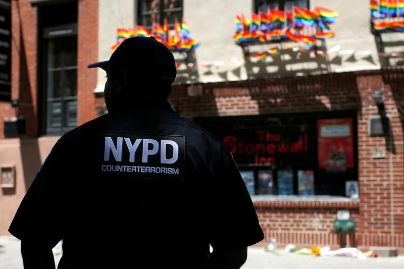 © Reuters. Policías del departamento de respuesta crítica de Nueva York vigilan en Christopher Street en Manhattan, uno de los centros del movimiento por los derechos homosexuales en Nueva York