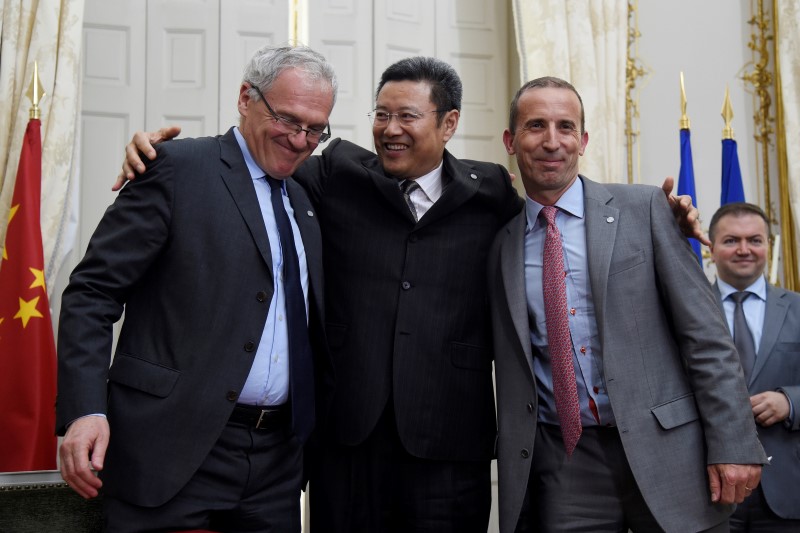 © Reuters. Chief Executive Officer of France's state-owned electricity company EDF Levy, French nuclear reactor maker Areva Chief Executive Knoche pose with He Yu, the chairman of the CGN, during an agreement signing ceremony at the Hotel Matignon in Paris