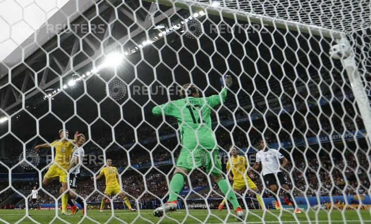 © Reuters. El defensor alemán Shkodran Mustafi anota su gol ante Ucrania por la Eurocopa