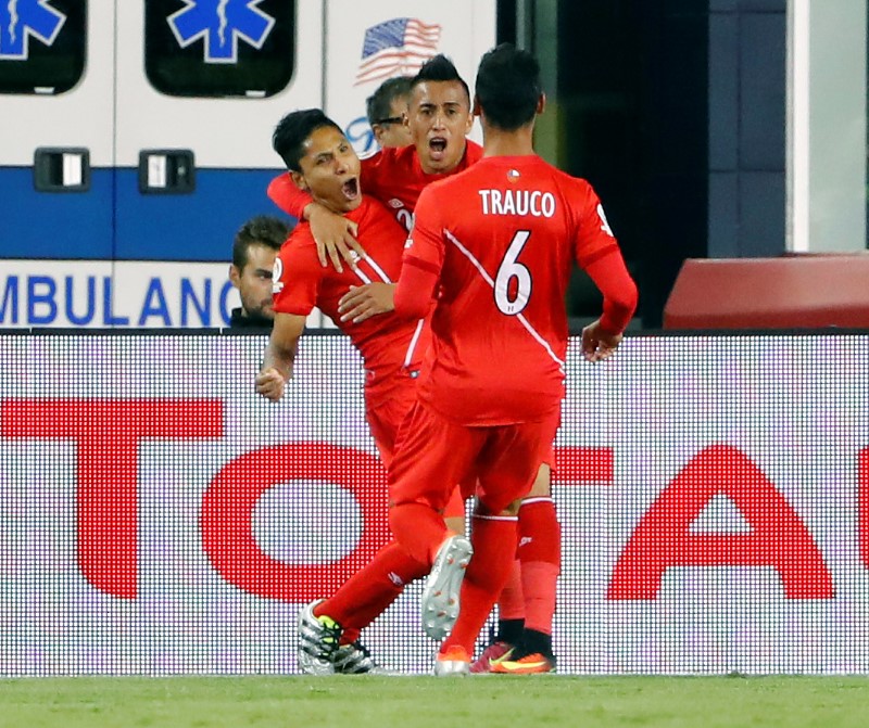 © Reuters. Perú elimina con polémica a Brasil en la Copa América Centenario