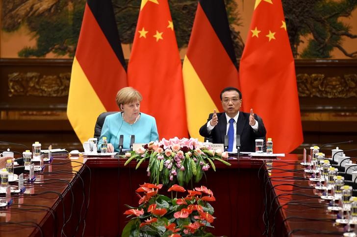 © Reuters. ميركل: هناك حاجة لإجراء مزيد من المحادثات بشأن وضع اقتصاد السوق في الصين