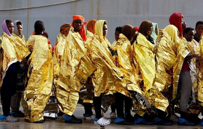 © Reuters. La guardia costera italiana rescata a 1.230 inmigrantes en alta mar