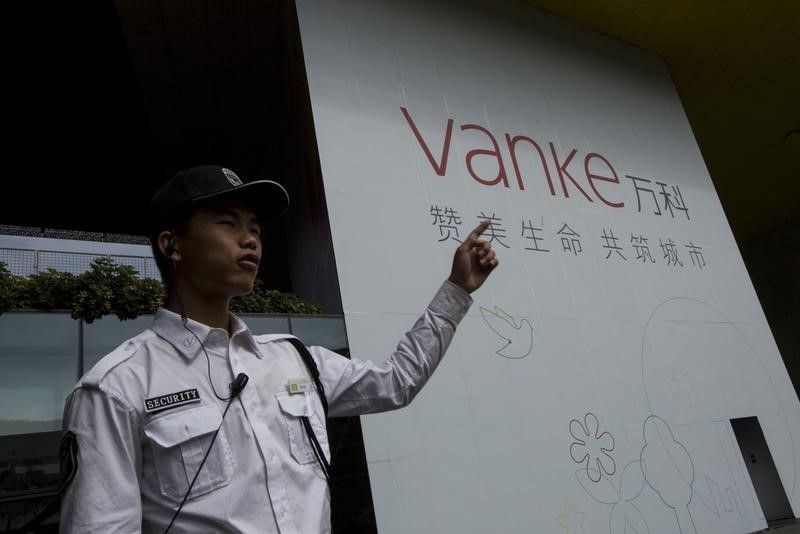 © Reuters. A security guard reacts at Vanke's headquarters in Shenzhen