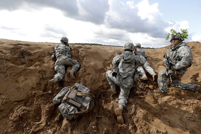 © Reuters. Paratroopers of the 173rd Airborne Brigade of the U.S. Army in Europe take part in military exercise "Black Arrow" in Rukla