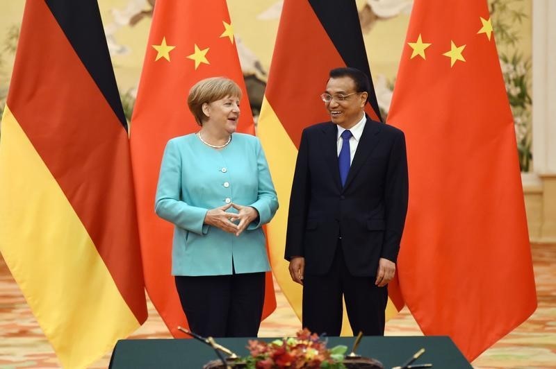 © Reuters. Merkel y Li restan importancia a tensiones sobre estatus comercial chino