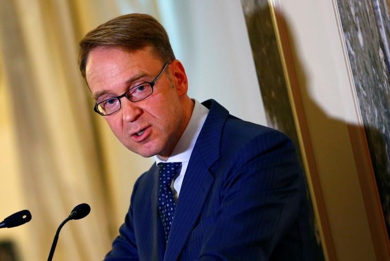 © Reuters. President of the Deutsche Bundesbank Weidmann speaks during a meeting in Rome