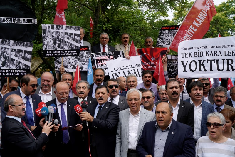 © Reuters. Turkish demonstrators stage a protest in front of the German Embassy in Ankara