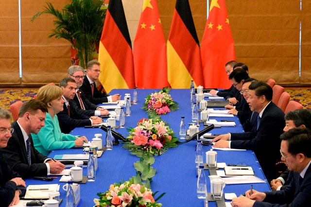 © Reuters. German Chancellor Angela Merkel attends a meeting with Chinese President Xi Jinping at Beijing Hotel in Beijing