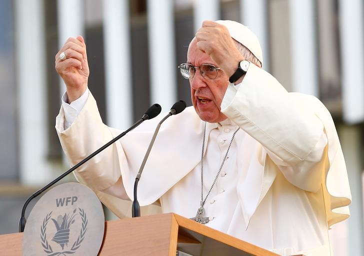 © Reuters. البابا فرنسيس يندد باستخدام سلاح التجويع في الحروب