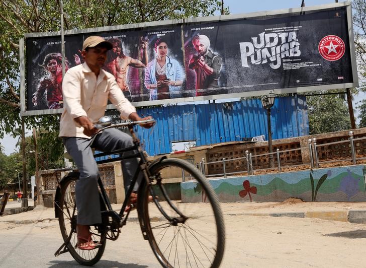 © Reuters. محكمة هندية تجيز عرض فيلم بعد إنقاذه من مقص الرقيب