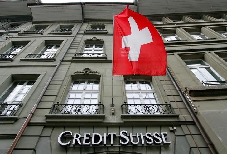 © Reuters. The logo of Swiss bank Credit Suisse is seen outside their branch in Bern