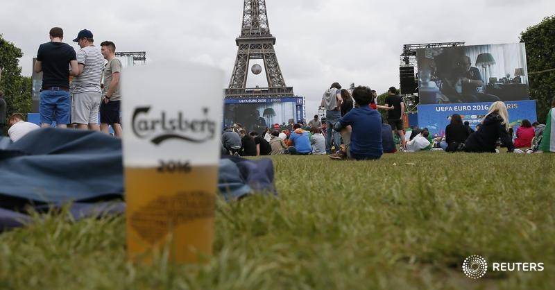 © Reuters. Tribunal francés encarcela a dos hinchas británicos por violencia en la Eurocopa
