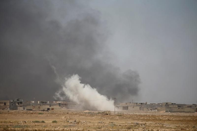 © Reuters. Smoke rises from clashes with Islamic State militants in Falluja