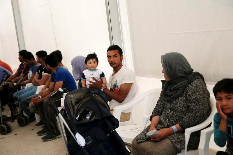 © Reuters. مفوضية اللاجئين تقلل تقديراتها لعدد اللاجئين المتوقع وصولهم لأوروبا في 2016