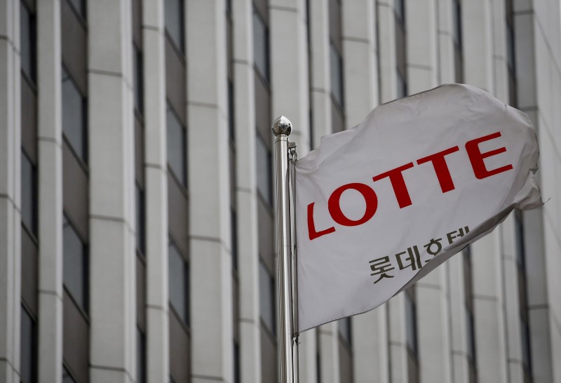 © Reuters. A flag bearing the logo of Lotte Hotel flutters at a Lotte Hotel in Seoul