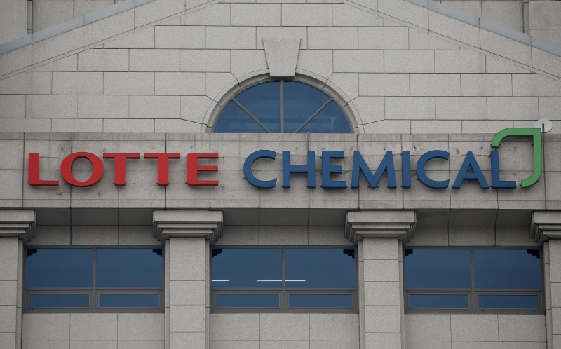 © Reuters. The logo of Lotte Chemical is seen at its building in Seoul