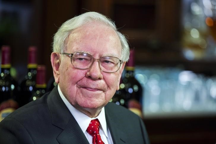 © Reuters. Warren Buffett, Chairman, CEO and largest shareholder of Berkshire Hathaway takes part in interviews before a fundraising luncheon for the nonprofit Glide Foundation in New York