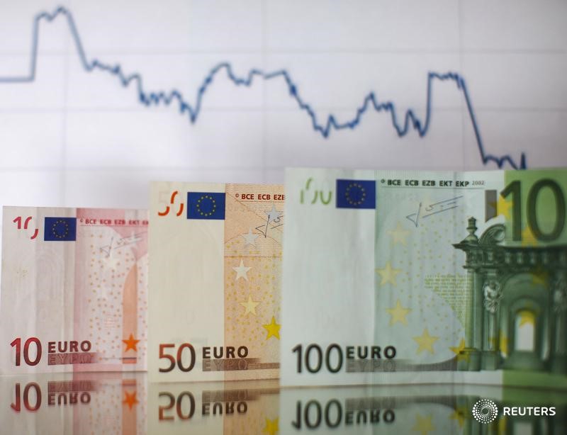 © Reuters. Euro banknotes and a currency graph are placed on mirror and in this picture illustration taken in Zenica