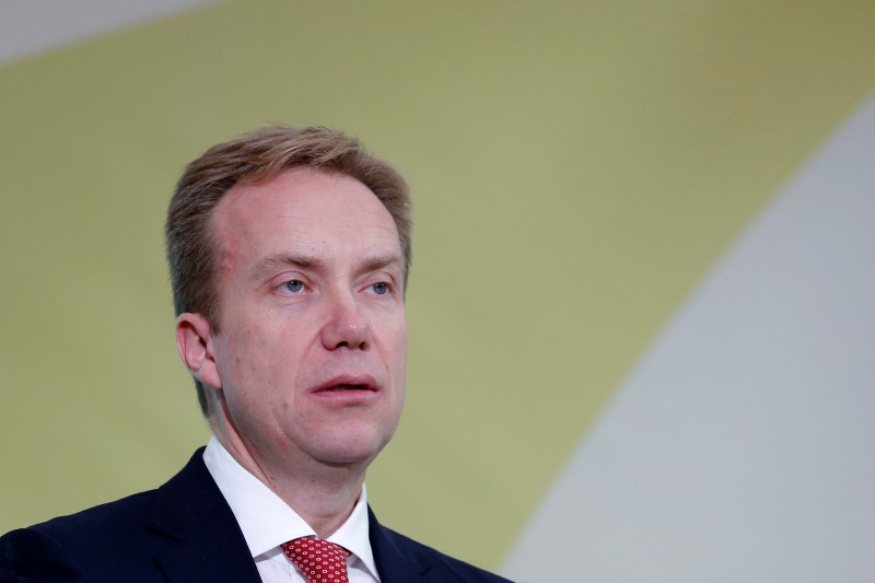 © Reuters. Norway's Foreign Minister Borge Brende delivers his speech during a meeting at the World Climate Change Conference 2015 at Le Bourget