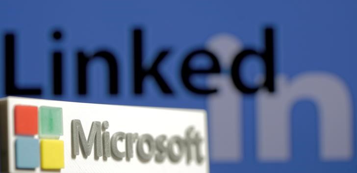 © Reuters. Логотип Microsoft на фоне логотипа LinkedIn