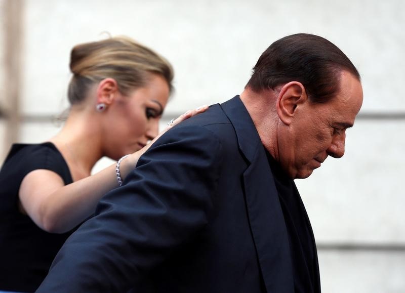 © Reuters. Silvio Berlusconi e la fidanzata Francesca Pascale