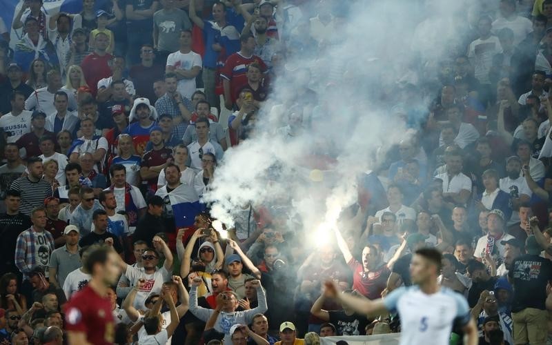 © Reuters. La UEFA descalificará a Rusia de la Eurocopa si se repiten incidentes