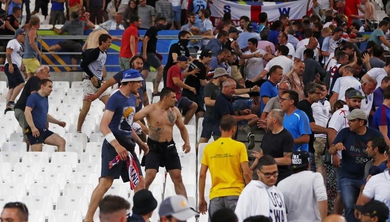 © Reuters. Torcedores durante confronto em estádio, em Marselha