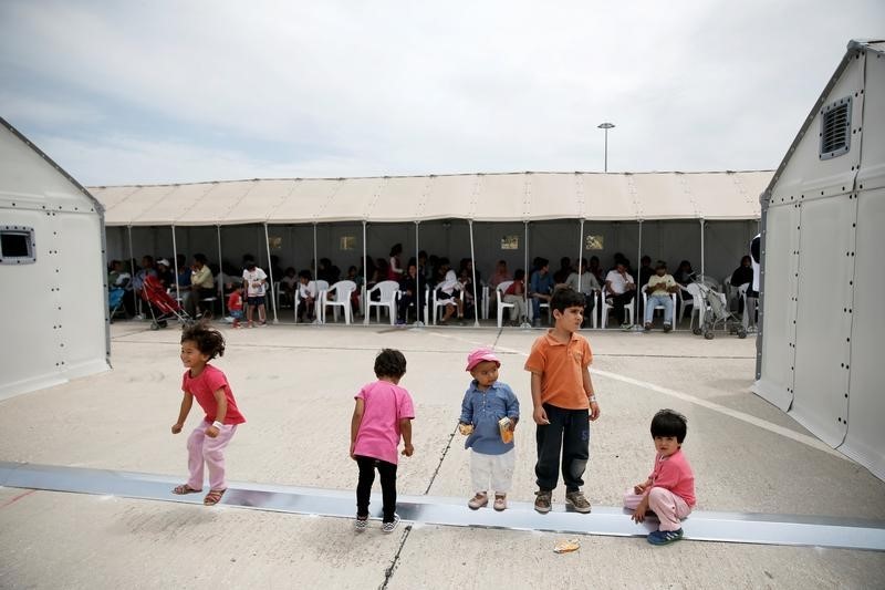 © Reuters. يونيسيف: الأطفال المهاجرون لأوروبا يواجهون الضرب والاغتصاب والموت