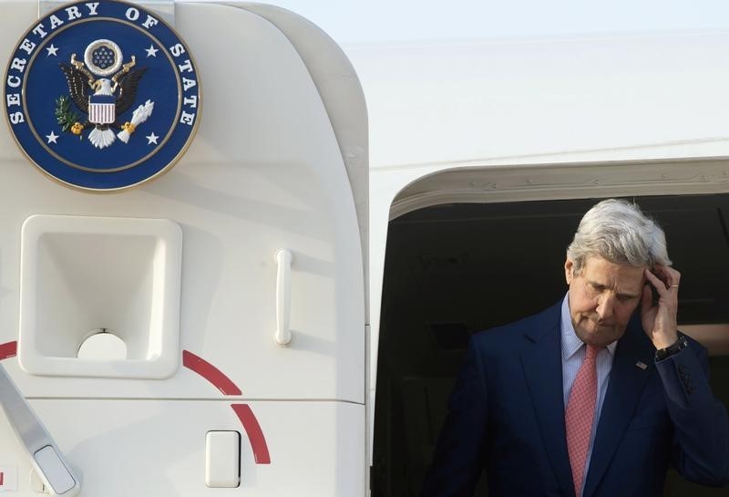 © Reuters. U.S. Secretary of State John Kerry disembarks from his airplane upon his arrival in Abu Dhabi, United Arab Emirates